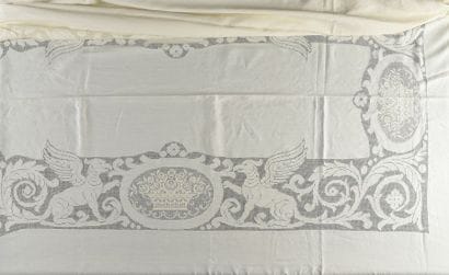 Belle nappe en fil à motif de sphinx brodés,...