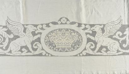 Belle nappe en fil à motif de sphinx brodés,...