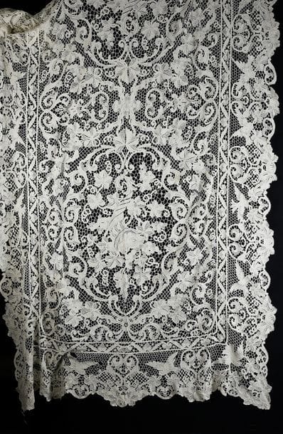 Grande nappe en dentelle de Venise à l'aiguille,...