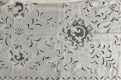 Nappe en linon brodé et dentelle, début du...