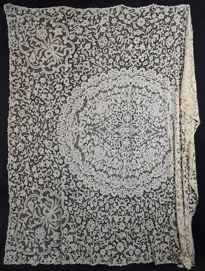 Nappe en Duchesse de Bruges, fuseaux, début...