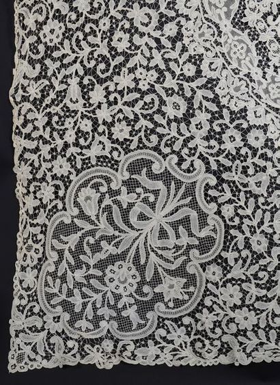 Nappe en Duchesse de Bruges, fuseaux, début...