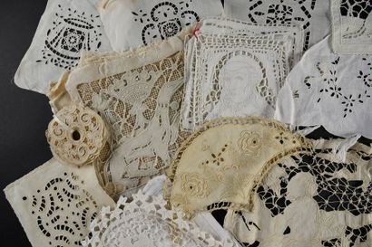 Importante réunion d'incrustations, broderie...