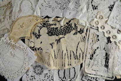 Importante réunion d'incrustations, broderie...