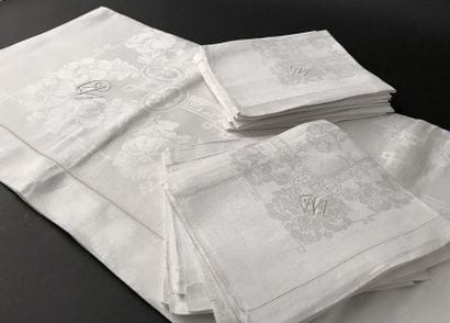 Service de table, nappe et douze serviettes,...