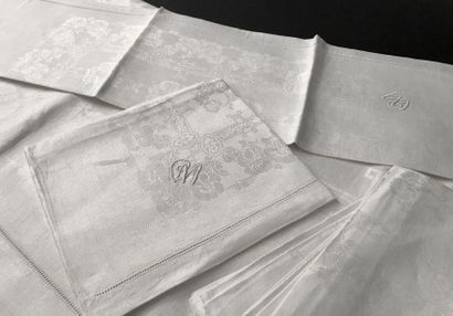 Service de table, nappe et douze serviettes,...