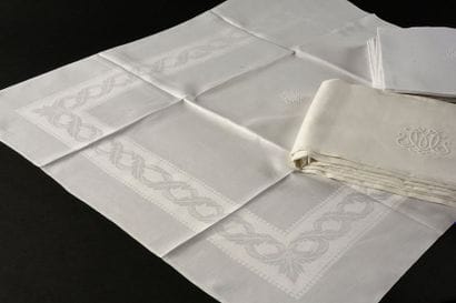 Service de table, nappe et dix-huit serviettes,...