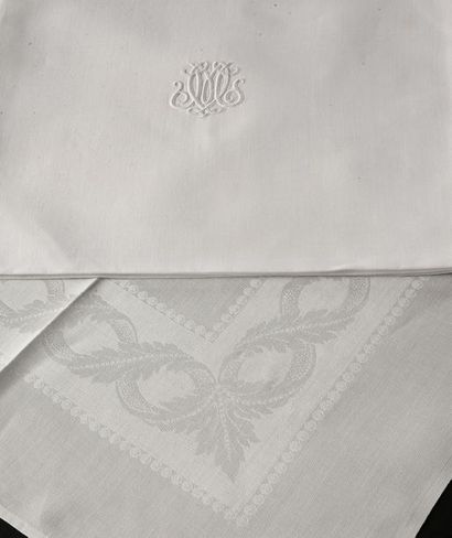 Service de table, nappe et dix-huit serviettes,...