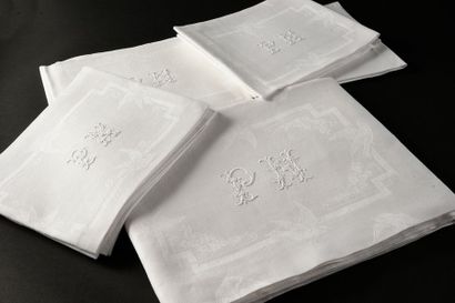 Service de table, nappe et onze serviettes,...