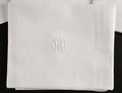 Suite de dix-huit serviettes de table, vers...
