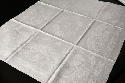 Service de table, nappe et neuf serviettes,...