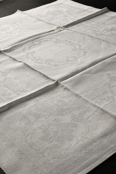 Service de table, nappe et dix serviettes,...