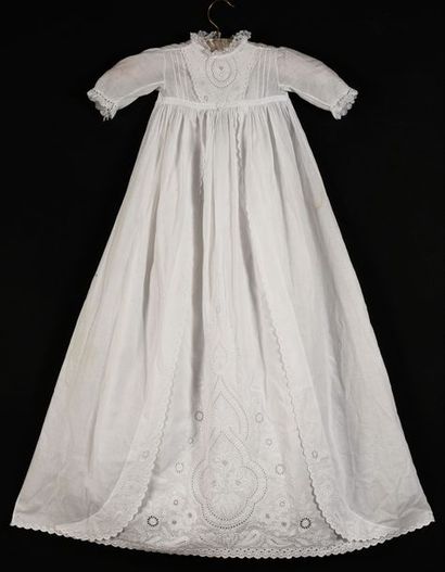 Robe de présentation, broderie blanche, vers...