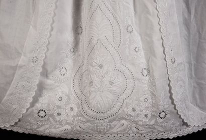 Robe de présentation, broderie blanche, vers...