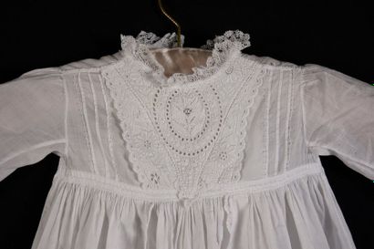 Robe de présentation, broderie blanche, vers...