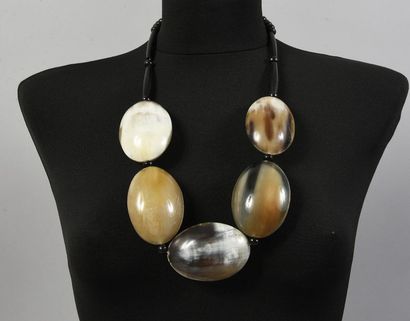 REUNION D'UN COLLIER ET DE TROIS BRACELETS,...