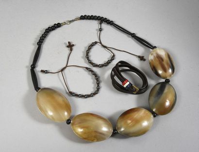 REUNION D'UN COLLIER ET DE TROIS BRACELETS,...