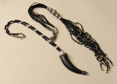 KMO JEWEL, lot comprenant un sautoir de cordonnets...