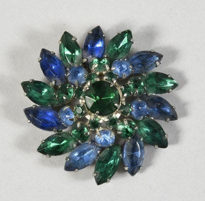 BROCHE, figurant une fleur épanouie ; la...