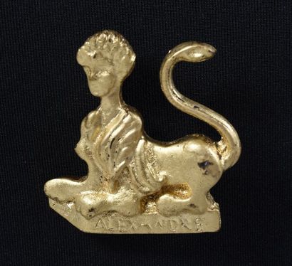 ALEXANDRE DE PARIS, broche en résine dorée...