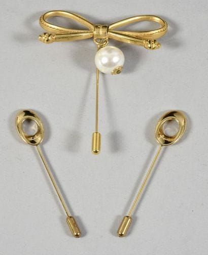 REUNION DE BIJOUX FANTAISIE. Cinq pendentifs,...