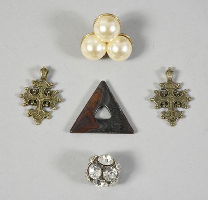 REUNION DE BIJOUX FANTAISIE. Cinq pendentifs,...