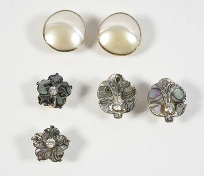 TROIS PAIRES DE BOUCLES D'OREILLESen nacre...