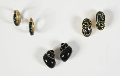 TROIS PAIRES DE CLIPS D'OREILLES en métal...