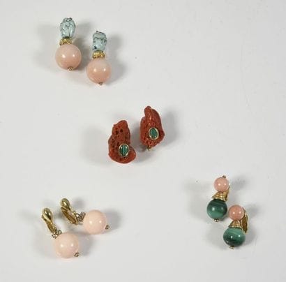 QUATRE PAIRES DE CLIPS D'OREILLES, l’une...