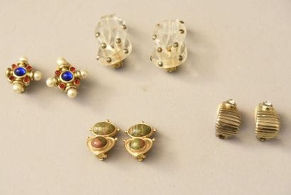 CINQ PAIRES DE CLIPS D'OREILLES dont une...