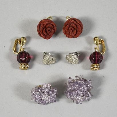 QUATRE CLIPS D'OREILLES, motifs divers :...