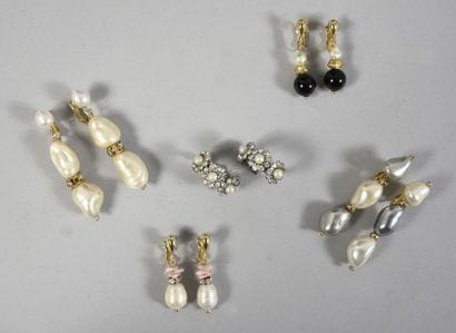 LOTS DE CINQ PAIRES DE PENDANTS D’OREILLES...