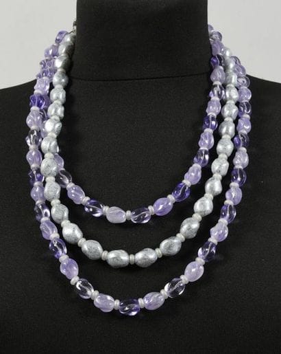 Important collier, à 3  rangs de perles moulées...