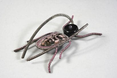 GIORGIO ARMANI, broche scarabée, le corps...