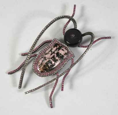 GIORGIO ARMANI, broche scarabée, le corps...
