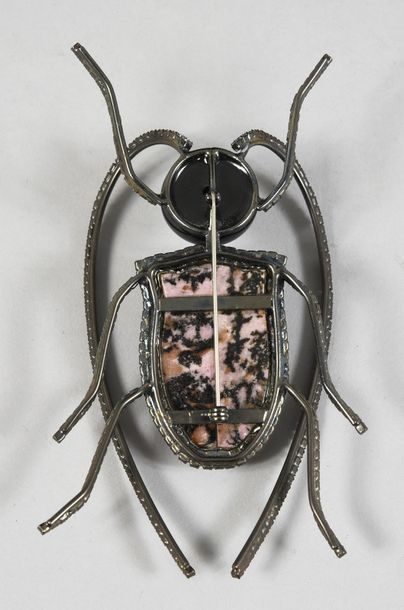 GIORGIO ARMANI, broche scarabée, le corps...