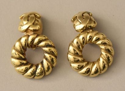 CHANEL, paire de clips en métal doré à décor...