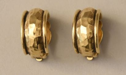 CHANEL, paire de clips demi cylindriques...