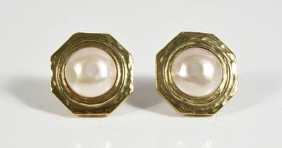 CHANEL, paire de clips octogonaux en métal...
