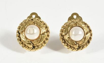 CHANEL, paire de petits clips en métal doré...