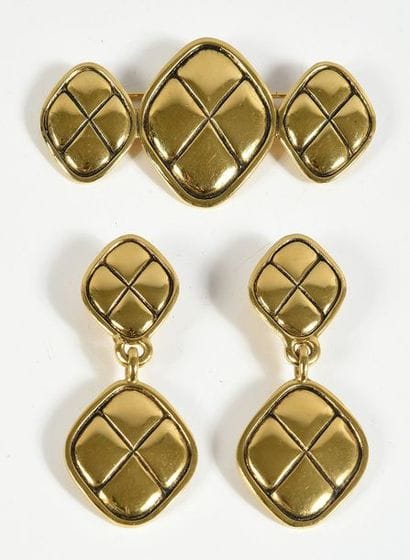 CHANEL, paire de clips pendants en forme...