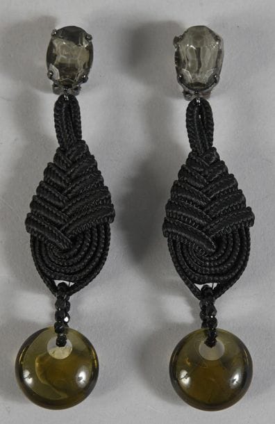 ARMANI, paire de clips en passementerie noire...
