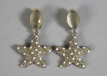 ARMANI, paire de clips d’oreilles pendants...