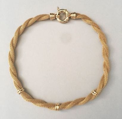 COLLIER en métal doré à maille torsadée à...