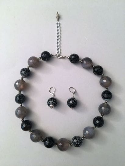 PARURE, collier et paire de pendants d'oreilles...
