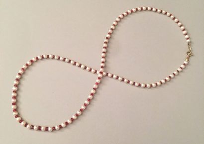 COLLIER de perles de culture blanches alternées...