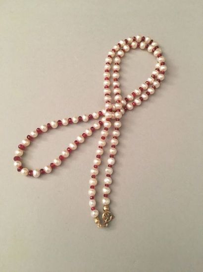 COLLIER de perles de culture blanches alternées...
