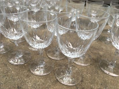 Bel ensemble de 122 verres en dans le gout...