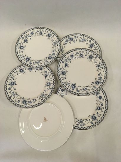 Porcelaine anglaise, liseré à fleurs. Ensemble...