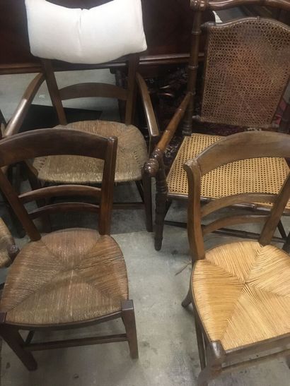 Ensemble de 4 fauteuils rustiques paillés...
